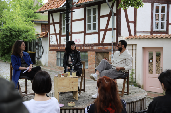 Künstler*innengespräch Hannah Darabi und Raisan Hameed im Gespräch mit Christin Müller